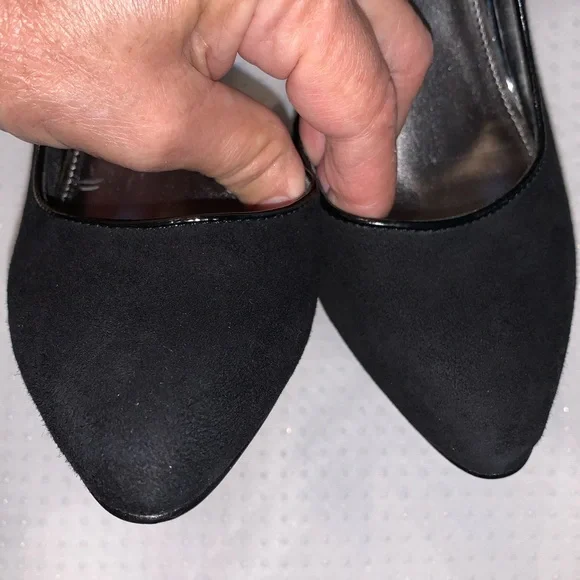 AK Anne Klein Size 6 M Black Genuine Suede Leather Pump - Picture 9 of 16